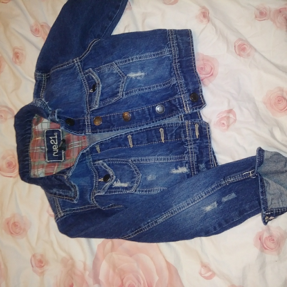 Rue 21 cropped distressed denim jacket small